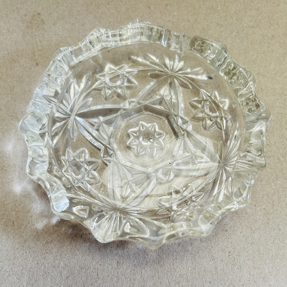 Vintage Anchor Hocking ashtray, Star of David prescut glass. MINT condition.